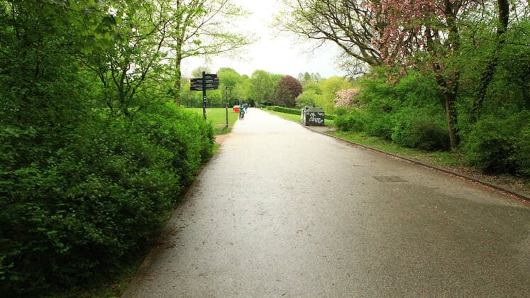 Nahezu menschenleerer Hamburger Stadtpark an Christi Himmelfahrt. Wegen der Kontaktbeschränkungen waren am Vatertag 2021 nur sehr wenige Menschen im Stadtpark unterwegs, der in der Vor-Pandemie-Zeit ein Hotspot von Vatertags-Touren war. Winterhude Hamburg