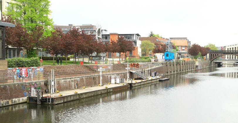 Menschenleere Steg am Osterbekkanal an Christi Himmelfahrt 2021. Wegen der Kontaktbeschränkungen waren kaum Menschen am Vatertag in Hamburg unterwegs. Barmbek Hamburg