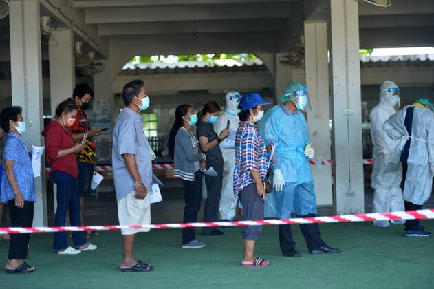 (210513) -- BANGKOK, May 13, 2021 -- People queue up to take the swab test for COVID-19 in Bangkok, Thailand, May 13, 2021. Thailand has reported the highest daily count of new COVID-19 cases following new prison clusters, complicating the country s fight against its worst coronavirus outbreak so far. A total of 4,887 new infections were recorded in the last 24 hours, an unusually high number, Ministry of Foreign Affairs official Pensom Lertsithichai said at the Center for COVID-19 Situation Administration (CCSA) daily briefing. ) THAILAND-BANGKOK-COVID-19-CASES RachenxSageamsak 