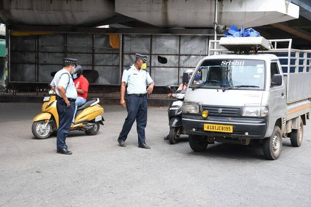Coronavirus Emergency In India Security personnel question commuters who defied curfew as coronavirus cases surge in Guwahati, India Thursday, May 13, 2021. Guwahati India hazarika-notitle210513_nprIX  Copyright: xAnuwarxHazarikax