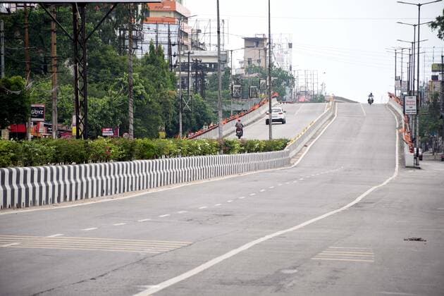 Coronavirus Emergency In India A road wears a deserted look during COVID-induced curfew as coronavirus cases surge in Guwahati, India Thursday, May 13, 2021. Guwahati India hazarika-notitle210513_npRjY  Copyright: xAnuwarxHazarikax