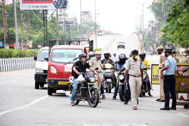 Coronavirus Emergency In India Security personnel question commuters who defied curfew as coronavirus cases surge in Guwahati, India Thursday, May 13, 2021. Guwahati India hazarika-notitle210513_npXti  Copyright: xAnuwarxHazarikax