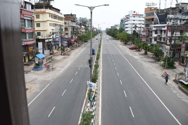 Coronavirus Emergency In India A road wears a deserted look during COVID-induced curfew as coronavirus cases surge in Guwahati, India Thursday, May 13, 2021. Guwahati India hazarika-notitle210513_np8F9  Copyright: xAnuwarxHazarikax