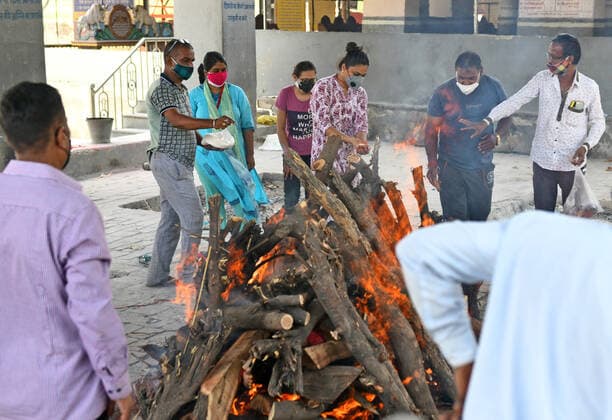 Cremation Of COVID-19 Victims In Rajasthan, India Girls of a family perform last rites during cremation of their grandmother at Hindu Crematorium, amid coronavirus pandemic in Beawar. Beawar Rajasthan India Copyright: SumitxSaraswat
