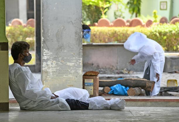 Cremation Of COVID-19 Victims In Rajasthan, India A family member mourn the death of COVID-19 victim before cremation at Hindu Moksha Dham crematorium, amid coronavirus pandemic in Beawar. Beawar Rajasthan India Copyright: SumitxSaraswat