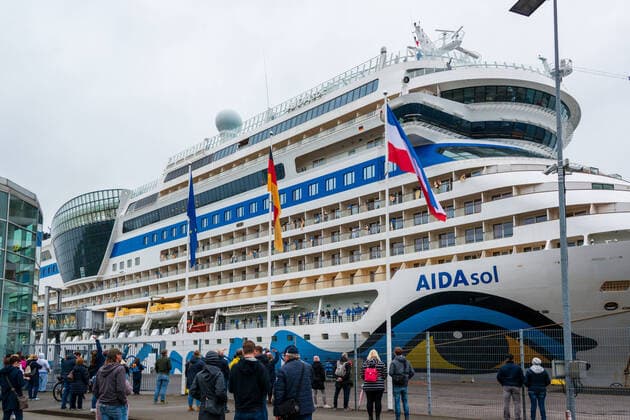 Bilder des Jahres 2021, News 05 Mai News Themen der Woche KW19 News Bilder des Tages Kiel, 13. Mai 2021 Hafen Kiel, Port of Kiel. Als erstes Kreuzfahrtschiff trifft am 13. Mai die AIDAsol in Kiel ein, um sich auf die neue Kreuzfahrtsaison vorzubereiten. Erste Kreuzfahrten in die Ostsee starten am Pfingstwochenende *** Kiel, 13 May 2021 Port of Kiel, Port of Kiel The AIDAsol will be the first cruise ship to arrive in Kiel on 13 May in preparation for the new cruise season First cruises to the Baltic Sea start on the Whitsun weekend