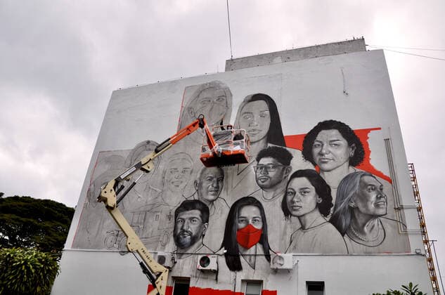 SÃO PAULO, SP - 13.05.2021: CRUZ VERMELHA GANHA GRAFITE - Red Cross Hospital gets graffiti to honor health professionals. The mural is by the artist Tito Ferrara. The work is part of the celebration of 158 years of the international entity. x2064547x  ArmandoxFerraz