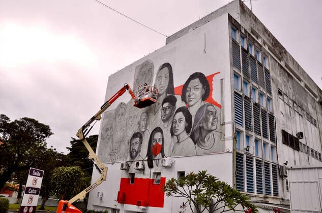 News Bilder des Tages SÃO PAULO, SP - 13.05.2021: CRUZ VERMELHA GANHA GRAFITE - Red Cross Hospital gets graffiti to honor health professionals. The mural is by the artist Tito Ferrara. The work is part of the celebration of 158 years of the international entity. x2064556x  ArmandoxFerraz