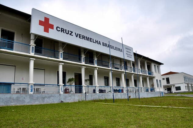 SÃO PAULO, SP - 13.05.2021: CRUZ VERMELHA GANHA GRAFITE - Red Cross Hospital gets graffiti to honor health professionals. The mural is by the artist Tito Ferrara. The work is part of the celebration of 158 years of the international entity. x2064563x  ArmandoxFerraz