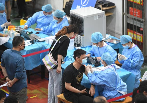 HEFEI, CHINA - MAY 13: Students line up to receive a dose of the COVID-19 vaccine at Anhui Agricultural University on May 13, 2021 in Hefei, Anhui Province of China.  Copyright: xVCGx CFP111329731539