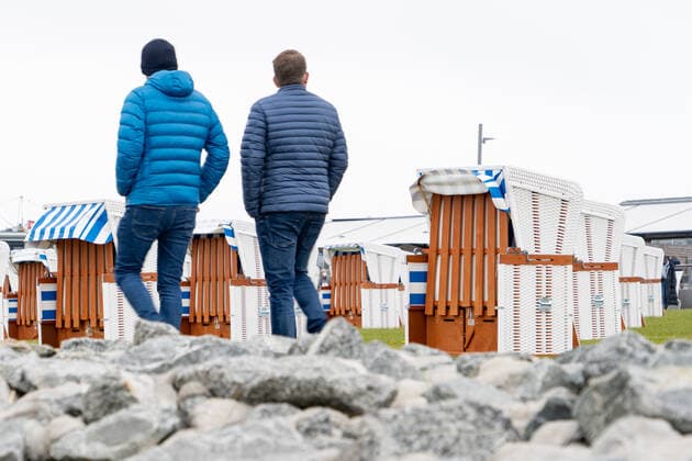 Büsum an der Nordsee in Schleswig-Holstein während der Corona-Pandemie im Mai 2021 - Tourismus in der Modellregion Büsum Neustart des Tourismus in Schleswig-Holstein -;Büsum an der Nordsee in Schleswig-Holstein während der Corona-Pandemie im Mai 2021 - Tourismus in der Modellregion Büsum Neustart des Tourismus in Schleswig-Holstein -, Büsum Schleswig-Holstein Deutschland Büsum