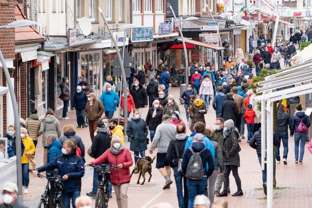 News Bilder des Tages Büsum an der Nordsee in Schleswig-Holstein während der Corona-Pandemie im Mai 2021 - Tourismus in der Modellregion Büsum Neustart des Tourismus in Schleswig-Holstein -;Büsum an der Nordsee in Schleswig-Holstein während der Corona-Pandemie im Mai 2021 - Tourismus in der Modellregion Büsum Neustart des Tourismus in Schleswig-Holstein -, Büsum Schleswig-Holstein Deutschland Büsum