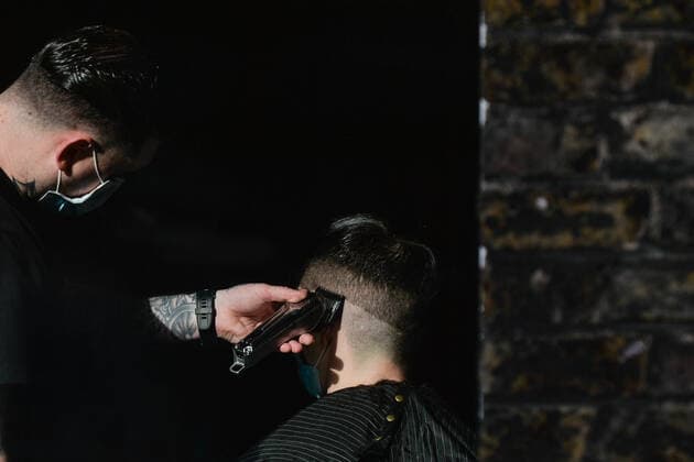 Daily Life In Dublin A hairdresser serves a customer at a barbershop in Dublin s Temple Bar. On Thursday, 13 May 2021, in Dublin, Ireland. Dublin Ireland widak-dailydub210513_npGsr  Copyright: xArturxWidakx