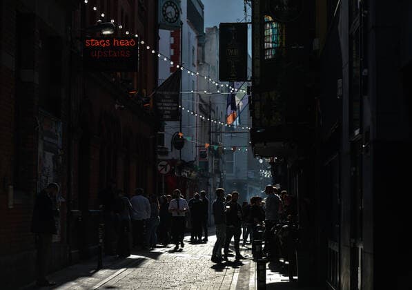 News Bilder des Tages Daily Life In Dublin A busy Dame Line with people enjoying a takeaway drink outside a pub in Dublin city center. On Thursday, 13 May 2021, in Dublin, Ireland. Dublin Ireland widak-dailydub210513_npHUA  Copyright: xArturxWidakx