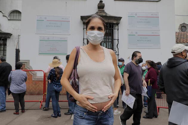 Vaccination Of Pregnant Women Against COVID-19 Begins In Mexico City A pregnant woman outside the facilities of the Benito Juarez Elementary School, located in the Cuauhtemoc district of Mexico City, before being immunized with the first dose of the Pfizer-BioNTech biologic against COVID-19 during the sanitary emergency and the yellow epidemiological traffic light in the capital. Mexico City Mexico vieyra-notitle210513_npGd2  Copyright: xGerardoxVieyrax
