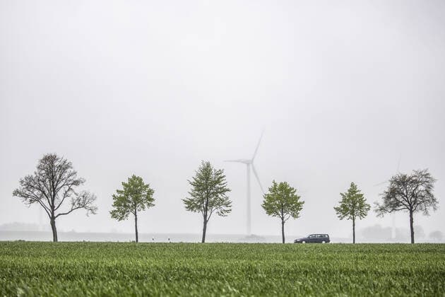 IMAGO Creative: Corporate: Klimaschutz, Digitalisierung und Urbanisierung Ein Auto zeichnet sich auf einer Landstrasse von Windraedern ab in Vierkirchen, 13.05.2021. Vierkirchen Deutschland *** A car stands out on a country road from Windraedern in Vierkirchen, 13 05 2021 Vierkirchen Germany Copyright: xFlorianxGaertner photothek.dex