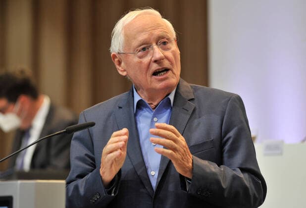 Sitzung des Saarländischen Landtages am Mittwoch (12.05.2021) in der Saarlandhalle in Saarbrücken. Die Abgeordneten befassen sich unter anderem mit aktuellen Corona-Themen wie Impfungen von Kindern und mit dem ÖPNV. Im Bild: Oskar Lafontaine (MdL, Die Linke). *** Session of the Saarland Parliament on Wednesday 12 05 2021 in the Saarlandhalle in Saarbrücken The deputies deal among other things with current Corona issues such as vaccinations of children and with the public transport In the picture Oskar Lafontaine MdL, Die Linke bub