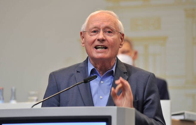 Sitzung des Saarländischen Landtages am Mittwoch (12.05.2021) in der Saarlandhalle in Saarbrücken. Die Abgeordneten befassen sich unter anderem mit aktuellen Corona-Themen wie Impfungen von Kindern und mit dem ÖPNV. Im Bild: Oskar Lafontaine (MdL, Die Linke). *** Session of the Saarland Parliament on Wednesday 12 05 2021 in the Saarlandhalle in Saarbrücken The deputies deal among other things with current Corona issues such as vaccinations of children and with the public transport In the picture Oskar Lafontaine MdL, Die Linke bub