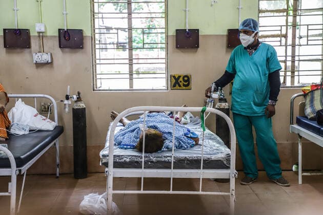 May 14, 2021, Kolkata, West Bengal, India: A health worker prepares an oxygen cylinder for the COVID-19 positive patient who is lying on a bed inside of a COVID-19 ward at Baruipur Super speciality hospital..People of India are going through crisis of beds and oxygen cylinders during the second wave of COVID-19 pandemic which is worse than the previous one. Kolkata India - ZUMAs197 20210514_zaa_s197_012 Copyright: xJitxChattopadhyayx