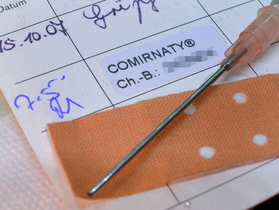Covid-19 Eintrag in einem Impfpass nach Impfung mit Pfizer-Biontech Impfstoff bei medizienischem Personal. Impfung-Covid-19