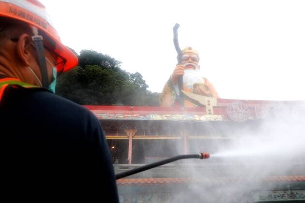 News Bilder des Tages May 14, 2021, New Taipei, New Taipei, Taiwan: Disinfection team sanitize the popular tourist spot Hunglidi Mountain in New Taipei, as Taiwan recorded 29 more domestic cases on Friday following a cluster with no clear source of infections. Taiwan Central Epidemic Control Center has raised the Covid alert to a higher level, suspending large gatherings, activities and make eating or drinking prohibited on public transports, and some local governments have beefed up sanitisation measures. New Taipei Taiwan - ZUMAs313 20210514_zip_s313_024 Copyright: xDanielxCengxShou-Yix