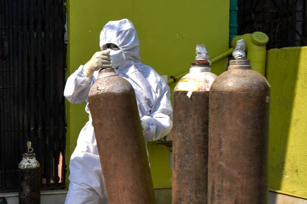India: Covid-19 safe home in Kolkata A Medical staff carrying an Oxygen cylinder inside a Covid-19 safe home care centre in Kolkata. Kolkata West Bengal India Copyright: SudiptaxDas