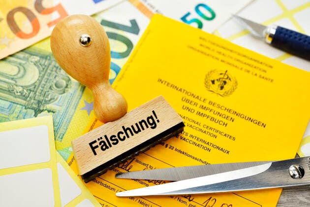 FOTOMONTAGE, Impfpass mit Stempel und Aufschrift FÃ¤lschung