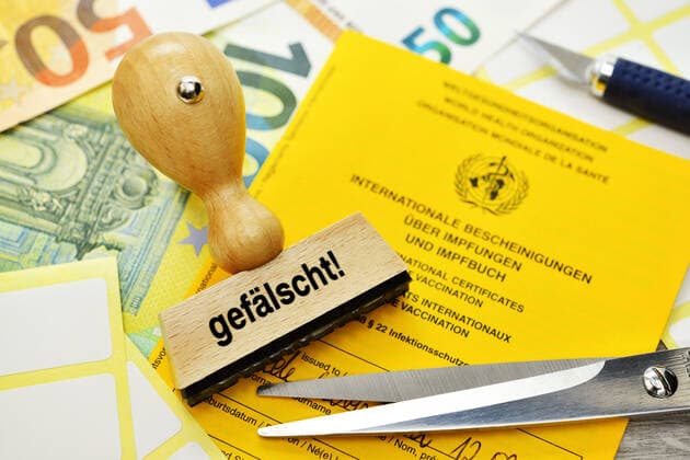 FOTOMONTAGE, Impfpass mit Stempel und Aufschrift gefÃ¤lscht!