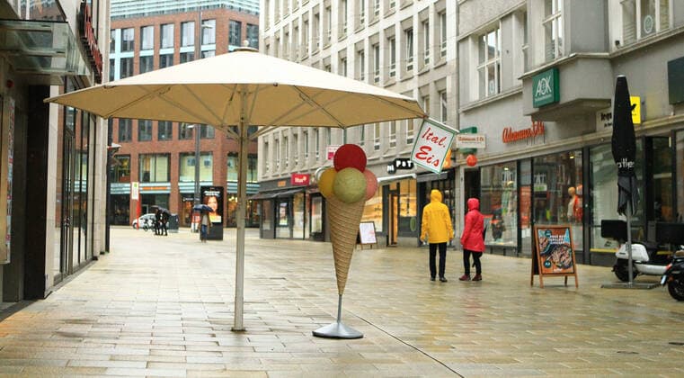 Wegen des Lockdowns nahezu menschenleere Einkaufsstraße Geschäftsstraße in der Hamburger Innenstadt. Altstadt Hamburg