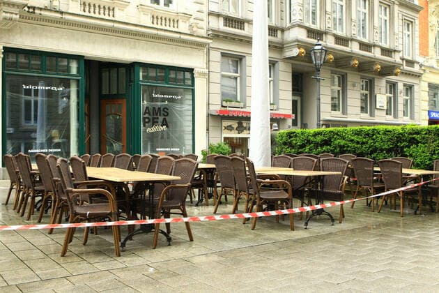Wegen des Lockdowns geschlossene Außengastronomie in der Hamburger Innenstadt. Altstadt Hamburg