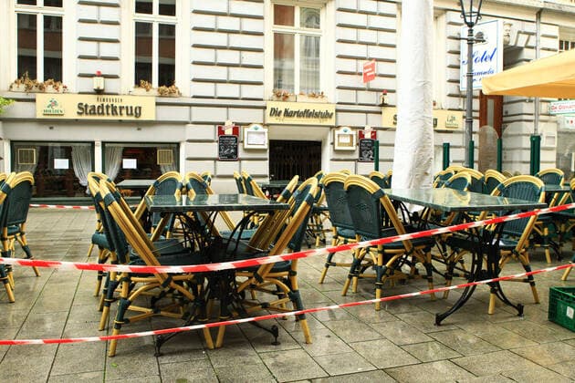 Wegen des Lockdowns geschlossene Außengastronomie in der Hamburger Innenstadt. Altstadt Hamburg