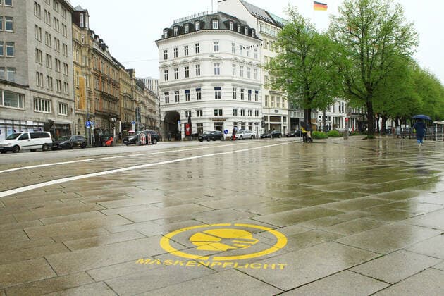 Während des Lockdowns nahezu menschenleerer Jungfernstieg in der Hamburger Innenstadt. Altstadt Hamburg