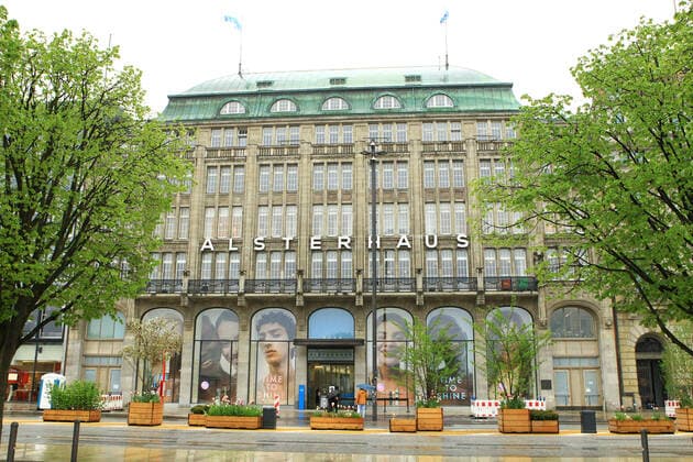 Nahezu menschenleerer Eingang vom Alsterhaus am Jungfernstieg bei Hamburger Schietwetter während des Lockdowns. Altstadt Hamburg