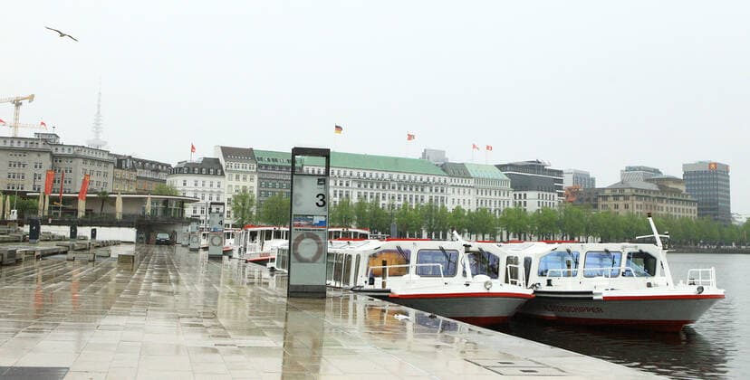 Menschenleerer Alsteranleger am Jungfernstieg bei Hamburger Schietwetter während des Lockdowns. Altstadt Hamburg