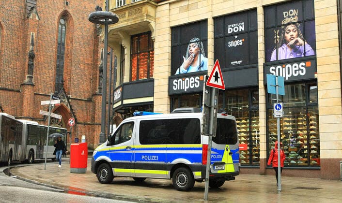 Ein Einsatzwagen der Polizei steht während des Lockdowns vor einem Geschäft in der Mönckebergstraße in der Hamburger Innenstadt. Altstadt Hamburg
