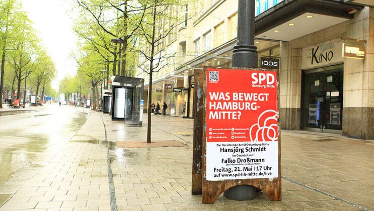 Während des Lockdowns nahezu menschenleere Geschäftsstraße Mönckebergstraße in der Hamburger Innenstadt. Altstadt Hamburg