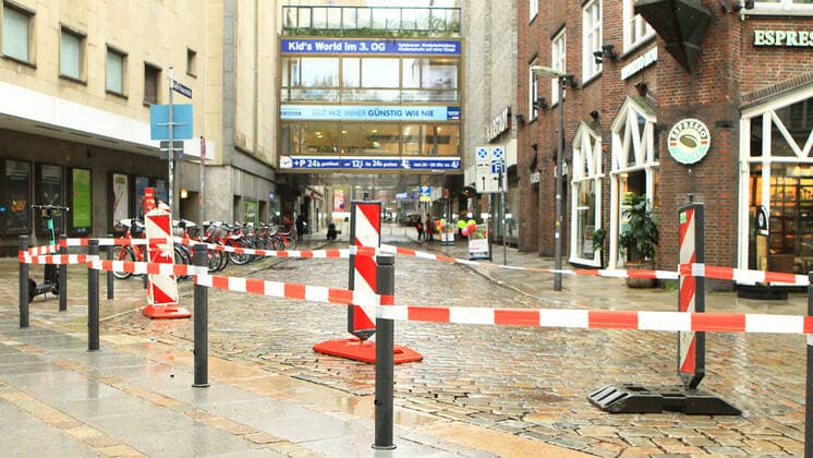 Während des Lockdowns nahezu menschenleere Straße in der Hamburger Innenstadt. Altstadt Hamburg