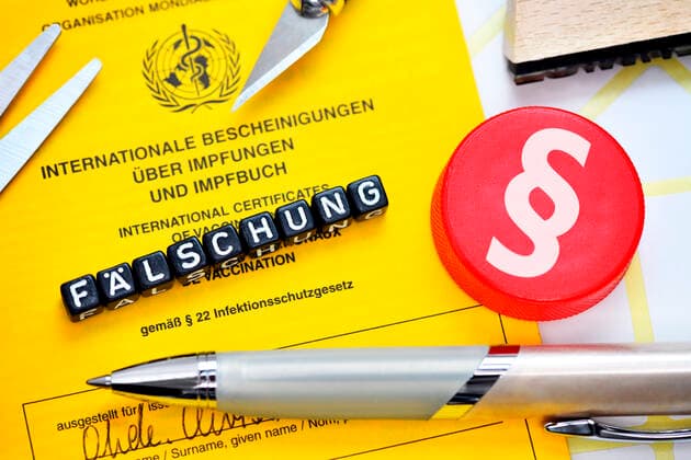 FOTOMONTAGE, Schriftzug FÃ¤lschung auf Impfpass und Paragrafenzeichen, gefÃ¤lschter Impfpass