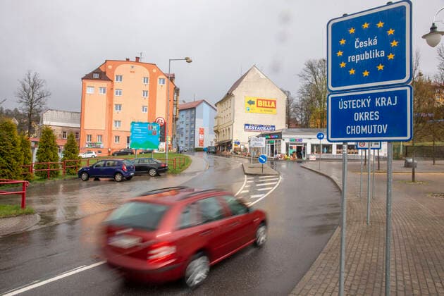 News Bilder des Tages ID 278 Mit diesem Ansturm haben weder die Tankstellenbesitzer kurz hinter der deutschen Grenze in Bärenstein, noch die Marktbetreiber gerechnet. Die Meldung, dass der Grenzverkehr seit Donnerstag wieder erlaubt sei, ging schnell rum. Viele Menschen nutzten daher den Brückentag um in Tschechien günstig zu tanken und Zigaretten zu kaufen. Für diesen Ansturm waren die Tankstellen in Weipert (Vejprty) nicht gewappnet. Mehrere Stunden gab es an den Tankstellen im Ort kein Benzin. Erst als große Tanklaster Benzinnachschub brachten ging es wieder voran. An den Tankstellen bildeten sich große Schlangen. Derweil sind die Spritpreise in Tschechien bedeutend günstiger als in Deutschland. Ein Liter Super kostet aktuell in Annaberg-Buchholz 1,48