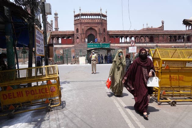 Corona Virus Outbreak In India Women walk past a police barricade as security personnel stand guard outside Jama Masjid during Eid al-Fitr, the Muslim festival marking the end of the holy fasting month of Ramadan, during an extended week long lockdown due to coronavirus (Covid-19), in the old quarters of Delhi, India on May 14, 2021. New Delhi India makhija-notitle210514_npzmT  Copyright: xMayankxMakhijax