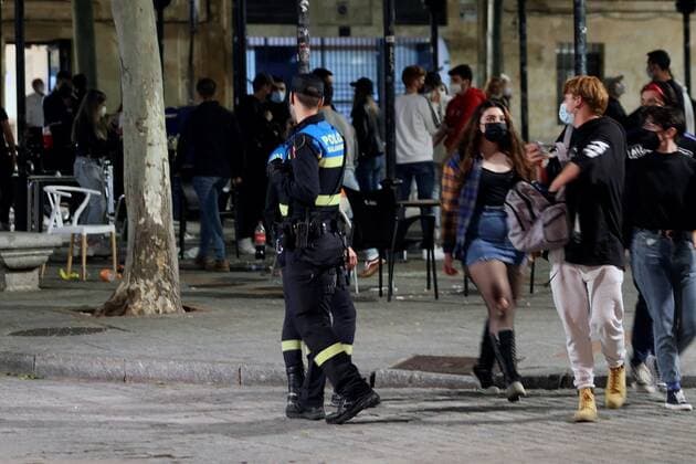 National and local police on guard in Salamanca, Spain, late 14 May 2021 (issued 15 May 2021), on the first Friday night without a curfew after the State of alarm was lifted 09 May 2021. First weekend without State of Alarm in Spain !ACHTUNG: NUR REDAKTIONELLE NUTZUNG!  Copyright: xJ.M.xGarcíax GRAF7544 20210515-637566631863130283