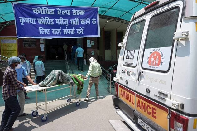 May 15, 2021, Prayagraj, Uttar Pradesh, India: Prayagraj: Family member along with Medical workers shift a COVID-19 patient to Level-3 ward of Swaroop Rani Nehru Hospital in Prayagraj on Saturday, May 15, 2021. Prayagraj India - ZUMAv115 20210515_zap_v115_021 Copyright: xPrabhatxKumarxVermax