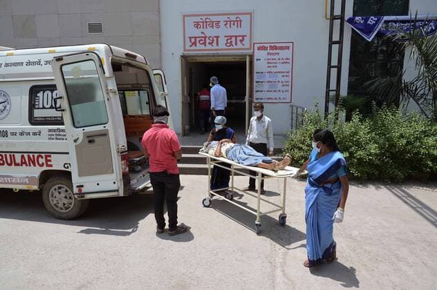 May 15, 2021, Prayagraj, Uttar Pradesh, India: Prayagraj: Family member along with Medical workers shift a COVID-19 patient to Level-3 ward of Swaroop Rani Nehru Hospital in Prayagraj on Saturday, May 15, 2021. Prayagraj India - ZUMAv115 20210515_zap_v115_022 Copyright: xPrabhatxKumarxVermax
