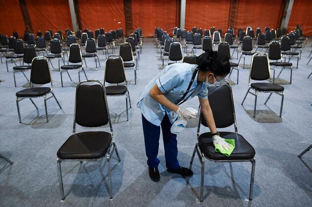 Start Of Vaccination Against COVID 19 For Bangkok Citizens A worker cleaning chair disinfection during the speedened-up inoculation program against the COVID-19 coronavirus pandemic at a vaccination center set up inside the Shopping mall, in Bangkok, Thailand, 15 May 2021. Bangkok Thailand laowilas-notitle210515_npH2E  Copyright: xAnusakxLaowilasx