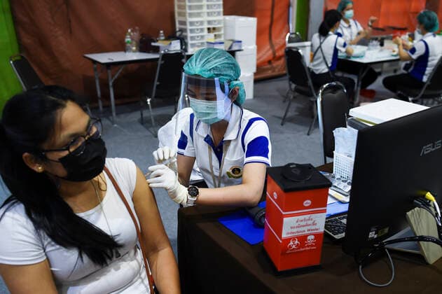 Start Of Vaccination Against COVID 19 For Bangkok Citizens Health officials administer doses of vaccine against COVID-19 to Thai citizens during the speedened-up inoculation program against the COVID-19 coronavirus pandemic at a vaccination center set up inside the Shopping mall, in Bangkok, Thailand, 15 May 2021. Bangkok Thailand laowilas-notitle210515_npV8x  Copyright: xAnusakxLaowilasx