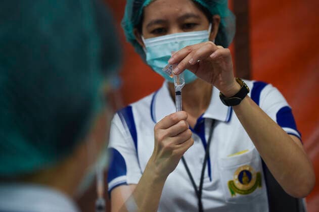 Start Of Vaccination Against COVID 19 For Bangkok Citizens Health officials prepares a dose of the Sinovac COVID-19 vaccine to be administered to a Thai citizen at a vaccination center set up inside the Shopping mall, in Bangkok, Thailand, 15 May 2021. Bangkok Thailand laowilas-notitle210515_npXFq  Copyright: xAnusakxLaowilasx