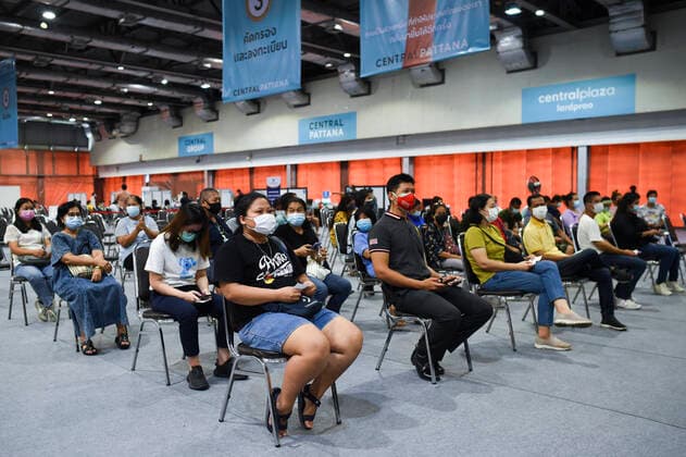 Start Of Vaccination Against COVID 19 For Bangkok Citizens Thai citizens wait to receive a shot of CoronaVac vaccine against COVID-19 during the speedened-up inoculation program against the COVID-19 coronavirus pandemic at a vaccination center set up inside the Shopping mall, in Bangkok, Thailand, 15 May 2021. Bangkok Thailand laowilas-notitle210515_np7ny  Copyright: xAnusakxLaowilasx