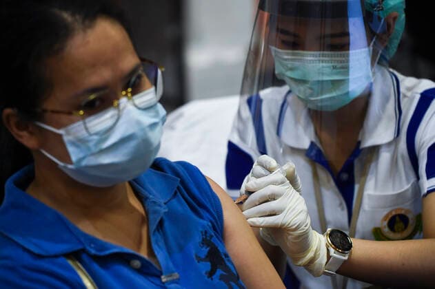 Start Of Vaccination Against COVID 19 For Bangkok Citizens Health officials administer doses of vaccine against COVID-19 to Thai citizens during the speedened-up inoculation program against the COVID-19 coronavirus pandemic at a vaccination center set up inside the Shopping mall, in Bangkok, Thailand, 15 May 2021. Bangkok Thailand laowilas-notitle210515_np9Hx  Copyright: xAnusakxLaowilasx