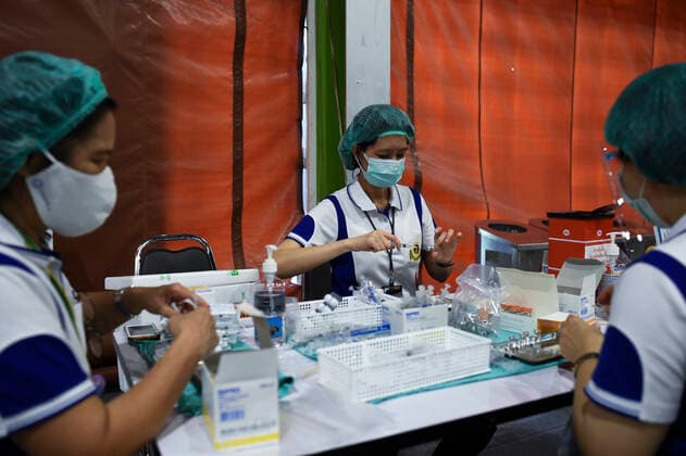 Start Of Vaccination Against COVID 19 For Bangkok Citizens Health officials prepares a dose of the Sinovac COVID-19 vaccine to be administered to a Thai citizen at a vaccination center set up inside the Shopping mall, in Bangkok, Thailand, 15 May 2021. Bangkok Thailand laowilas-notitle210515_npOs3  Copyright: xAnusakxLaowilasx