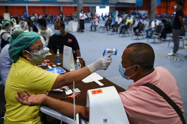 Start Of Vaccination Against COVID 19 For Bangkok Citizens A Thai citizen has her pulse and blood pressure checked during the speedened-up inoculation program against the COVID-19 coronavirus pandemic at a vaccination center set up inside the Shopping mall, in Bangkok, Thailand, 15 May 2021. Bangkok Thailand laowilas-notitle210515_npTUR  Copyright: xAnusakxLaowilasx